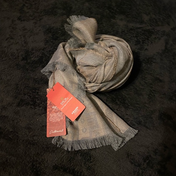 NEW WITH TAGS BEAUTIFUL SCARF - Picture 3 of 3